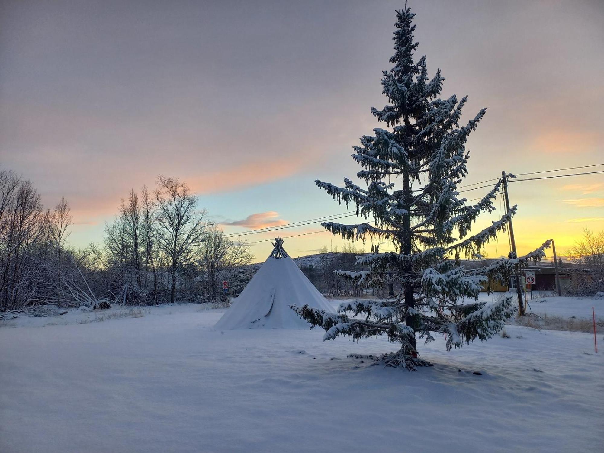 Atte Arstider Lodge Neiden Exterior photo